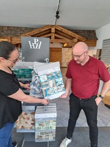 Bei TS-Fliesen- und Natursteinhandel findest du die perfekte Fliese für dein Zuhause! Egal, ob du ein modernes Badezimmer, eine gemütliche Küche oder einen stylischen Wohnbereich gestalten möchtest, wir haben die passenden Fliesen für jeden Stil und jedes Budget. Unsere Auswahl reicht von klassischen Keramiken bis hin zu edlen Natursteinen, die deinen Räumen das gewisse Etwas verleihen. Schau vorbei und lass dich inspirieren – wir helfen dir gerne, die Fliesen zu finden, die perfekt zu deinem Projekt passen!