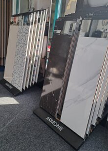 Bei TS-Fliesen- und Natursteinhandel findest du die perfekte Fliese für dein Zuhause! Egal, ob du ein modernes Badezimmer, eine gemütliche Küche oder einen stylischen Wohnbereich gestalten möchtest, wir haben die passenden Fliesen für jeden Stil und jedes Budget. Unsere Auswahl reicht von klassischen Keramiken bis hin zu edlen Natursteinen, die deinen Räumen das gewisse Etwas verleihen. Schau vorbei und lass dich inspirieren – wir helfen dir gerne, die Fliesen zu finden, die perfekt zu deinem Projekt passen!