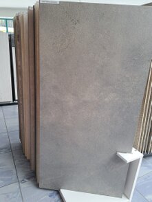 Bei TS-Fliesen- und Natursteinhandel findest du die perfekte Fliese für dein Zuhause! Egal, ob du ein modernes Badezimmer, eine gemütliche Küche oder einen stylischen Wohnbereich gestalten möchtest, wir haben die passenden Fliesen für jeden Stil und jedes Budget. Unsere Auswahl reicht von klassischen Keramiken bis hin zu edlen Natursteinen, die deinen Räumen das gewisse Etwas verleihen. Schau vorbei und lass dich inspirieren – wir helfen dir gerne, die Fliesen zu finden, die perfekt zu deinem Projekt passen!